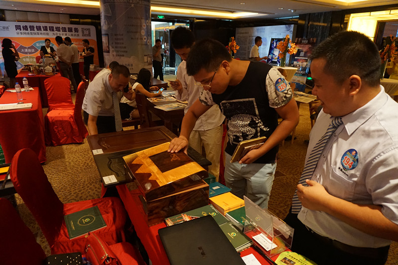 黄桃视频在线观看高清免费化工为参展客户讲解产品