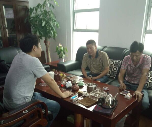 黄桃视频在线观看高清免费化工业务苏经理(左)与江西南康客户(右)