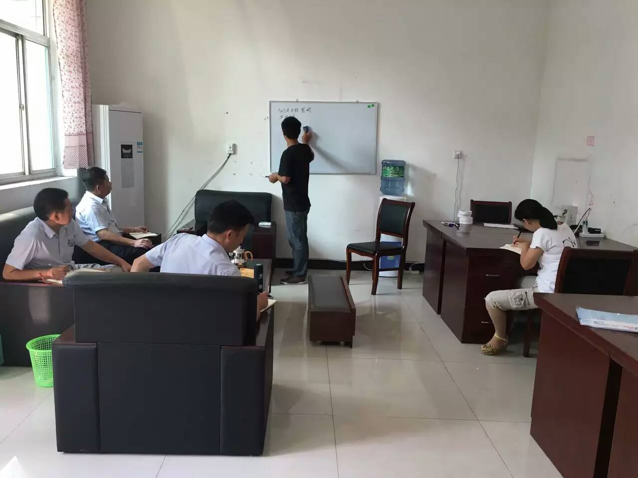 戴老师为黄桃视频在线观看高清免费外省业务经理进行经销商服务培训