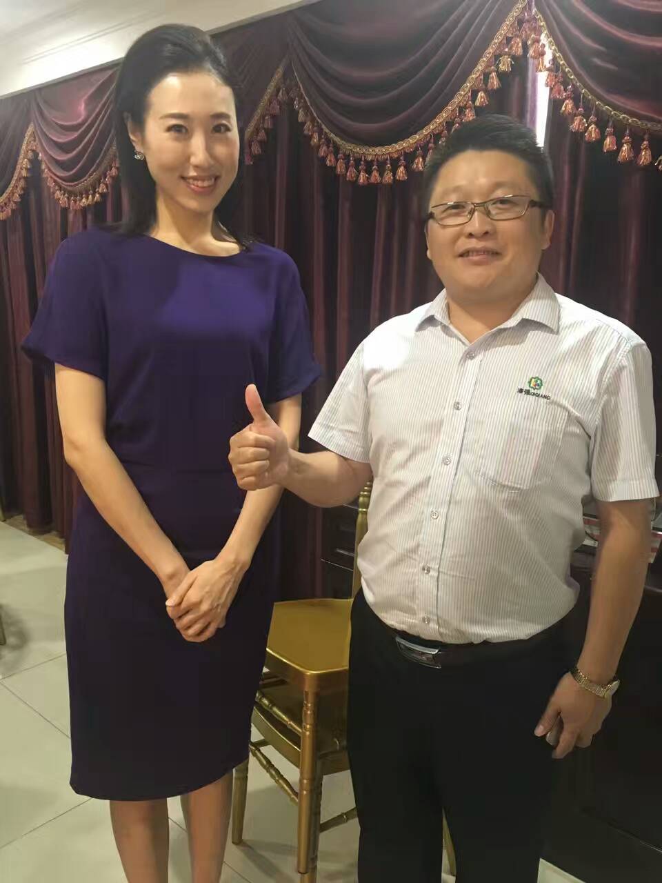 央视主持人夏善蓥（左）和黄桃视频在线观看高清免费化工总经理张文（右）合影