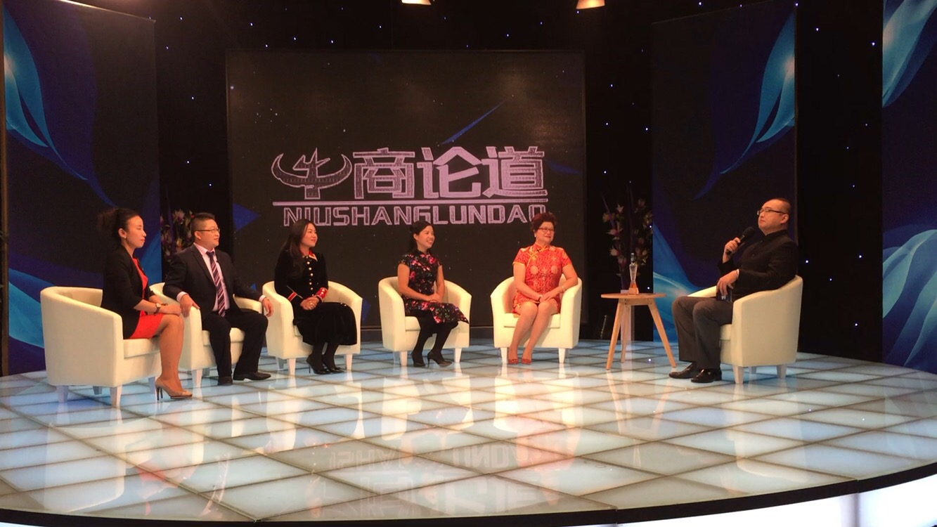 黄桃视频在线观看高清免费化工总经理张文与各位专家 节目录制现场