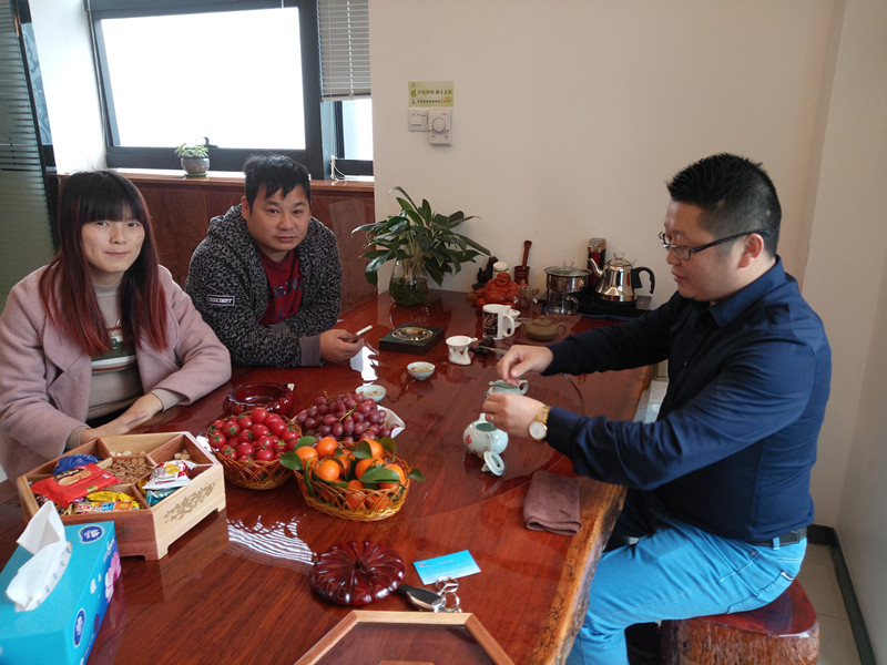 福建泉州陈总（左一）、曾总（左二）和黄桃视频在线观看高清免费化工总经理张文（右一）